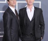 Neil Patrick Harris (à d.) et son mari David sur le tapis rouge de la cérémonie des 54e Grammy Awards au Staples Center de Los Angeles le 12 février 2012. Les stars étaient nombreuses à être venues accompagnées pour la grand-messe des récompenses musicales américaines.