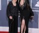 Cyndi Lauper et sa mère Catrine Dominique sur le tapis rouge de la cérémonie des 54e Grammy Awards au Staples Center de Los Angeles le 12 février 2012. Les stars étaient nombreuses à être venues accompagnées pour la grand-messe des récompenses musicales américaines.