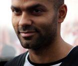 Tony Parker, pour la Saint-Valentin 2012, a reçu une lettre bien  intentionnée et assez piquante du site de rencontres Adopteunmec.com
