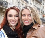Delphine Wespiser et Sylvie Tellier prennent la pose dans le bus beauty tour de l\'école Marbeuf, le 14 février 2012 <br />