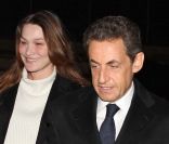 Nicolas Sarkozy et Carla Bruni arrivent, souriants, dans les locaux de TF1, à Paris, le 15 février 2012.
