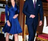  Kate Middleton en robe bleue Issa lors de l'annonce de ses fiançailles avec William. C'est ainsi qu'apparaîtra son double de cire du musée Madame Tussauds de Londres. 
 En avril, à l'occasion du premier anniversaire de son premier mariage avec le prince William, Kate Middleton surgira en statue de cire dans quatre musées Madame Tussauds... et en Barbie ! 