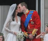 William et Kate lors de leur mariage le 29 avril 2011. 
 En avril 2012, à l'occasion du premier anniversaire de son premier mariage avec le prince William, Kate Middleton surgira en statue de cire dans quatre musées Madame Tussauds... et en Barbie ! 