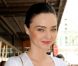 Miranda Kerr et son petit sac Bulgari à sa sortie de la boutique David Jones. Sydney, le 15 février 2012.