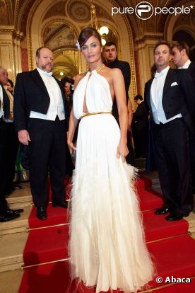Helena Christensen au 56e Bal de l'Opéra de Vienne. 
 Comme chaque année, de nombreuses célébrités et personnalités ont assisté en toute élégance au 56e Bal de l'Opéra de Vienne, le 16 février 2012.