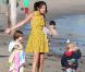 Selena Gomez, très maternelle entourée d'enfants de la famille de Justin Bieber, sur une plage de Malibu, le vendredi 17 février 2012.sur une plage de Malibu, le vendredi 17 février 2012.