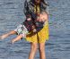 Selena Gomez, très maternelle entourée d'enfants de la famille de Justin Bieber, sur une plage de Malibu, le vendredi 17 février 2012.sur une plage de Malibu, le vendredi 17 février 2012.