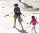 Selena Gomez, très maternelle entourée d'enfants de la famille de Justin Bieber, sur une plage de Malibu, le vendredi 17 février 2012.sur une plage de Malibu, le vendredi 17 février 2012.