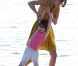 Selena Gomez, très maternelle entourée d'enfants de la famille de Justin Bieber, sur une plage de Malibu, le vendredi 17 février 2012.sur une plage de Malibu, le vendredi 17 février 2012.