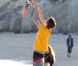 Justin Bieber, très maternel entouré d'enfants de sa famille, sur une plage de Malibu, le vendredi 17 février 2012.