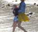 Selena Gomez, très maternelle entourée d'enfants de la famille de Justin Bieber, sur une plage de Malibu, le vendredi 17 février 2012.sur une plage de Malibu, le vendredi 17 février 2012.