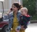 Selena Gomez, très maternelle entourée d'enfants de la famille de Justin Bieber, sur une plage de Malibu, le vendredi 17 février 2012.sur une plage de Malibu, le vendredi 17 février 2012.