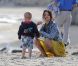 Selena Gomez, très maternelle entourée d'enfants de la famille de Justin Bieber, sur une plage de Malibu, le vendredi 17 février 2012.sur une plage de Malibu, le vendredi 17 février 2012.