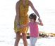 Selena Gomez, très maternelle entourée d'enfants de la famille de Justin Bieber, sur une plage de Malibu, le vendredi 17 février 2012.sur une plage de Malibu, le vendredi 17 février 2012.