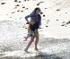 Selena Gomez, très maternelle entourée d'enfants de la famille de Justin Bieber, sur une plage de Malibu, le vendredi 17 février 2012.sur une plage de Malibu, le vendredi 17 février 2012.