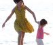Selena Gomez, très maternelle entourée d'enfants de la famille de Justin Bieber, sur une plage de Malibu, le vendredi 17 février 2012.sur une plage de Malibu, le vendredi 17 février 2012.