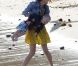 Selena Gomez, très maternelle entourée d'enfants de la famille de Justin Bieber, sur une plage de Malibu, le vendredi 17 février 2012.sur une plage de Malibu, le vendredi 17 février 2012.