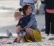 Selena Gomez, très maternelle entourée d'enfants de la famille de Justin Bieber, sur une plage de Malibu, le vendredi 17 février 2012.sur une plage de Malibu, le vendredi 17 février 2012.