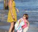 Selena Gomez, très maternelle entourée d'enfants de la famille de Justin Bieber, sur une plage de Malibu, le vendredi 17 février 2012.sur une plage de Malibu, le vendredi 17 février 2012.