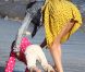 Selena Gomez, très maternelle entourée d'enfants de la famille de Justin Bieber, sur une plage de Malibu, le vendredi 17 février 2012.sur une plage de Malibu, le vendredi 17 février 2012.