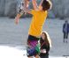 Justin Bieber, très maternel entouré d'enfants de sa famille, sur une plage de Malibu, le vendredi 17 février 2012.
