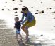 Selena Gomez, très maternelle entourée d'enfants de la famille de Justin Bieber, sur une plage de Malibu, le vendredi 17 février 2012.sur une plage de Malibu, le vendredi 17 février 2012.