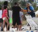 Chris Brown prendla pose pour quelques fans sur une plage de Miami avec des amis le 17 février 2012