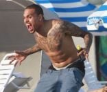  Chris Brown s'éclate comme un petit fou devant sa compagne Karrueche Tran et quelques amis sur une plage de Miami avec des amis le 17 février 2012 