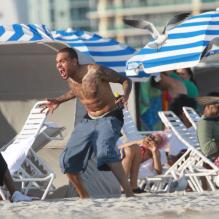 <p>Chris Brown s'éclate comme un petit fou devant sa compagne Karrueche Tran et quelques amis sur une plage de Miami avec des amis le 17 février 2012</p>