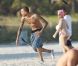 Chris Brown et sa compagne Karrueche Tran passent l'après-midi sur une plage de Miami avec des amis le 17 février 2012