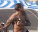 Chris Brown s'éclate sur la plage de Miami avec sa petite amie et quelques amis le 17 février 2012