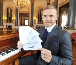 Gary Barlow le 7 février 2012 à Buckingham Palace