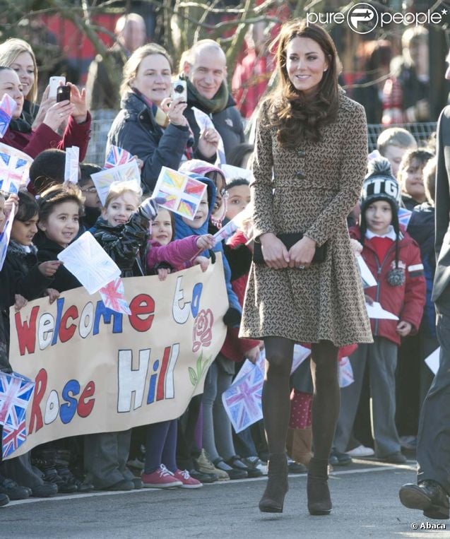 CASA REAL BRITÁNICA - Página 82 798672-kate-middleton-en-visite-officielle-637x0-2