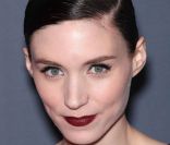 La superbe Rooney Mara à l'entrée de l'hôtel Hilton à Beverly Hills, le 21 février 2012.