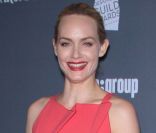 L\'actrice Amber Valletta, très chic dans une robe Roland Mouret à Beverly Hills, le 21 février 2012.