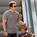 Mark Wahlberg : Infiniment tendre avec ses fistons, un vrai papa poule