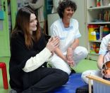 Carla Bruni en visite dans le cadre de sa Fondation, au centre Lapanouse-Debré de rééducation motrice, à Antony, le 5 mars 2012.