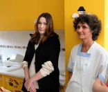 Carla Bruni discute avec le personnel du centre Lapanouse-Debré de rééducation motrice, à Antony, le 5 mars 2012.