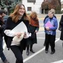 Carla Bruni : En visite, mais pas en campagne, la première dame fait sa timide