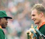 Nelson Mandela remet la 1ere coupe du monde de rugby en 1995 a Francois Pienaar