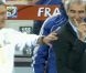 Raymond Domenech refuse de serrer la main du Brésilien Carlos Alberto Parreira après que son équipe d'Afrique du Sud est éliminée la France lors de la Coupe du monde le 22 juin 2012