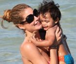 Doutzen Kroes en mode tendresse avec son fils Phyllon sur une plage à Miami. Le 24 mars 2012.