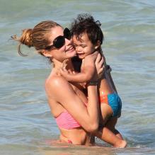 Doutzen Kroes en mode tendresse avec son fils Phyllon sur une plage à Miami. Le 24 mars 2012.