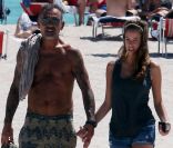 Christian Audigier et sa belle Nathalie Sorensen sortent de la plage à Miami le 24 mars 2012