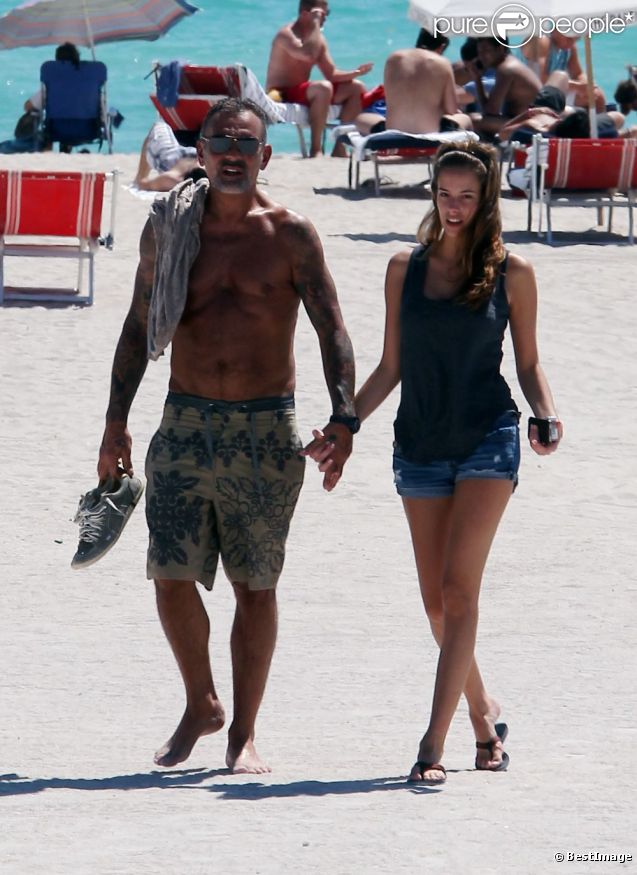 Christian Audigier et sa belle Nathalie Sorensen sortent de la plage à Miami le 24 mars 2012