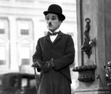 Charlie Chaplin : Sa canne et son chapeau melon, adjugés vendus