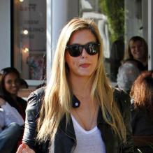 Bar Refaeli en mode streetstyle, radieuse à West Hollywood pour une petite séance shopping. Le 25 février 2012.