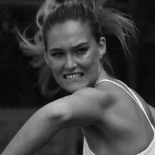 Bar Refaeli, tenniswoman hargneuse pour under.me, sa nouvelle marque de lingerie.