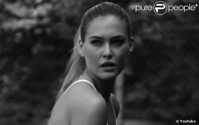 Bar Refaeli joue au tennis en sous-vêtements under.me, sa nouvelle marque de lingerie.
