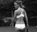 Bar Refaeli pour under.me, se mue en joueuse de tennis sexy, habillée de basiques confortables.